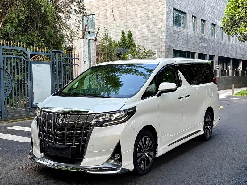 Toyota Alphard — фото 1