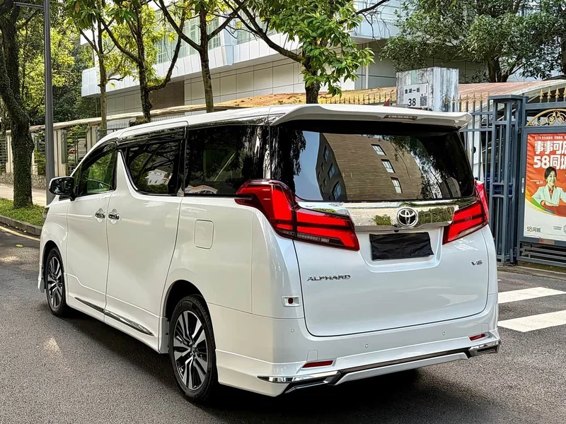 Toyota Alphard — фото 12
