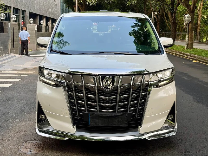 Toyota Alphard — фото 2