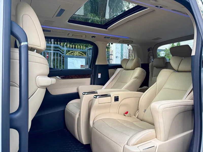 Toyota Alphard — фото 9
