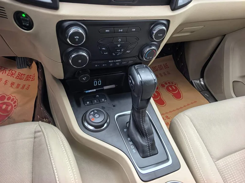 Ford Everest — фото 15
