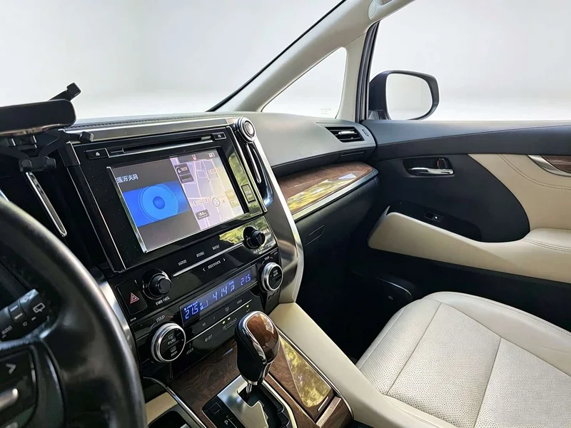 Toyota Alphard — фото 12