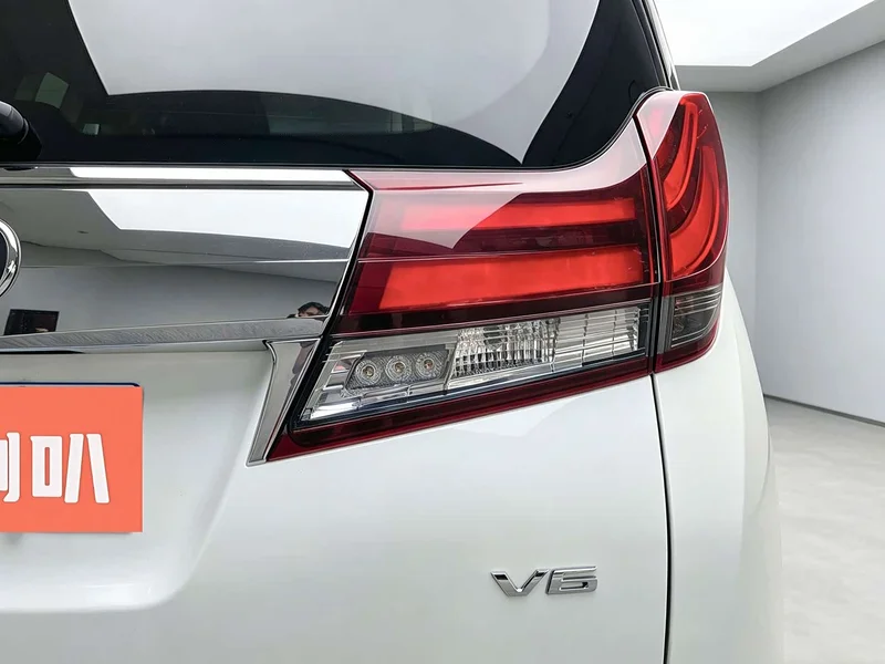 Toyota Alphard — фото 35