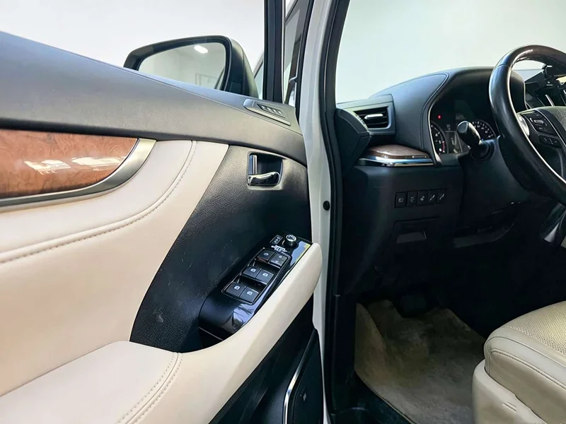 Toyota Alphard — фото 9