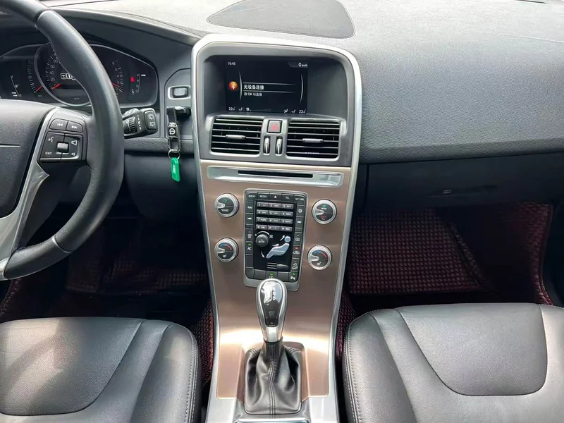 Volvo XC60 — фото 11