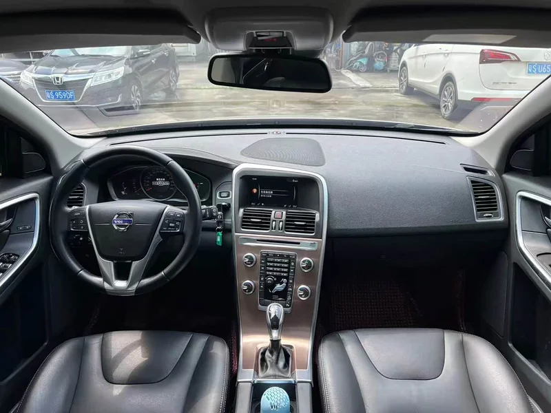 Volvo XC60 — фото 12