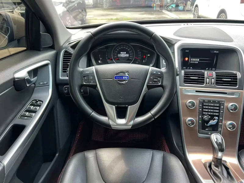 Volvo XC60 — фото 10
