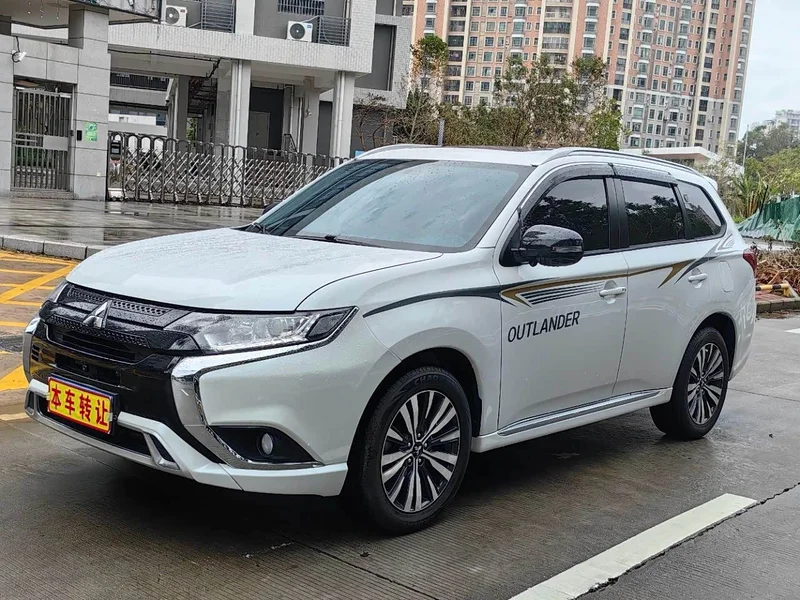 Mitsubishi Outlander — фото 1