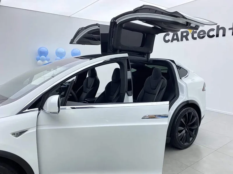 Tesla Model X — фото 13