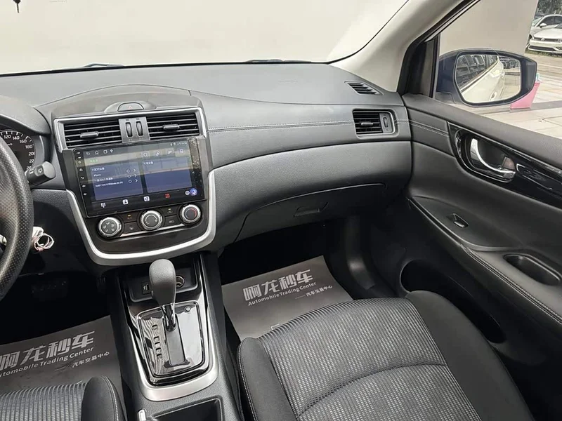 Nissan Tiida — фото 11