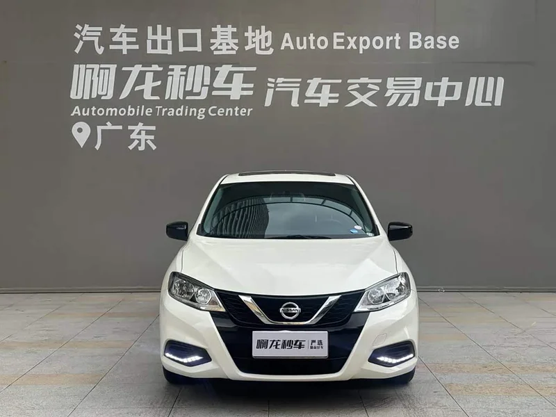 Nissan Tiida — фото 2