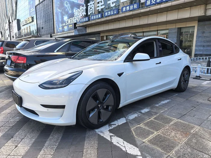 Tesla Model 3 — фото 1