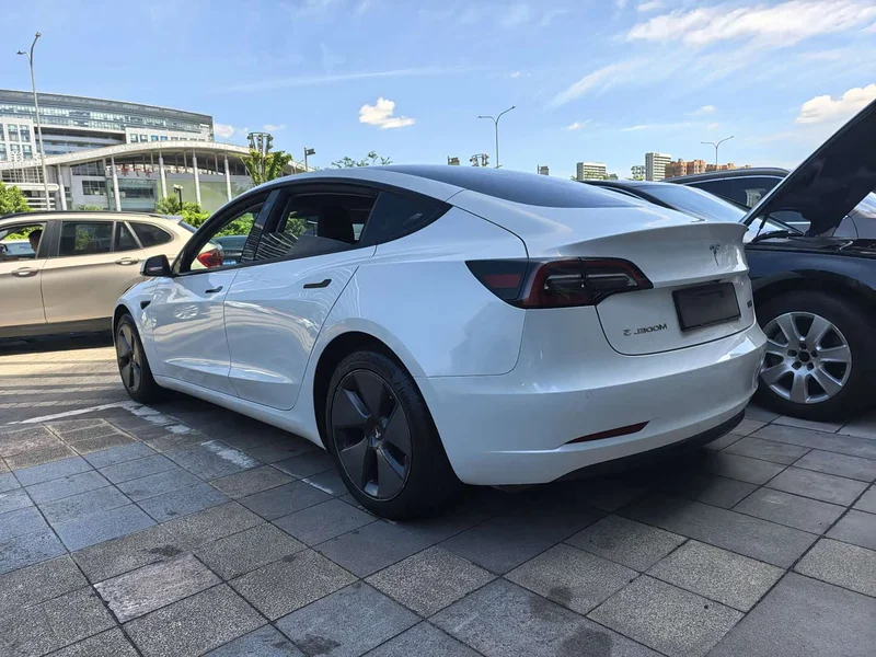 Tesla Model 3 — фото 11