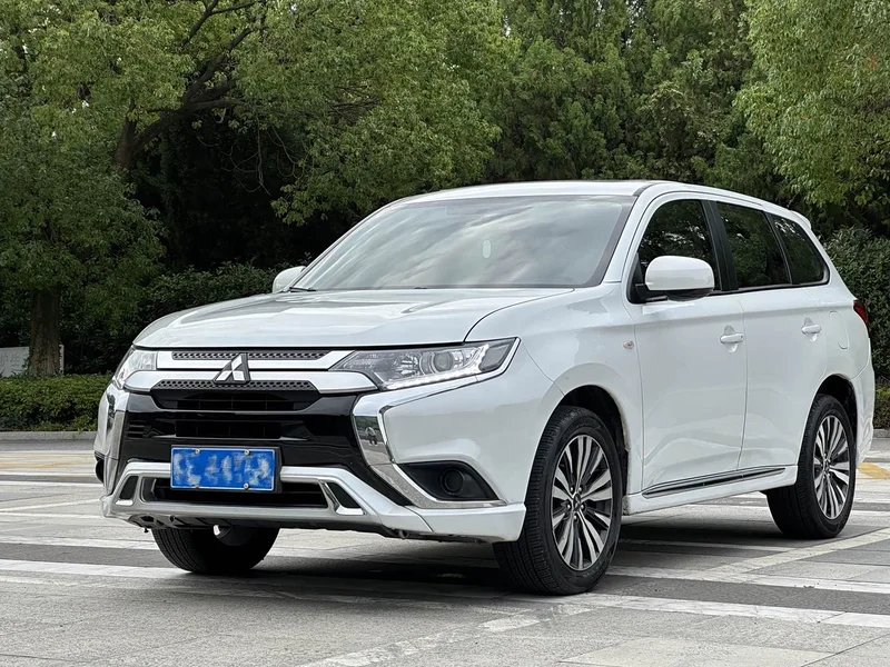 Mitsubishi Outlander — фото 1
