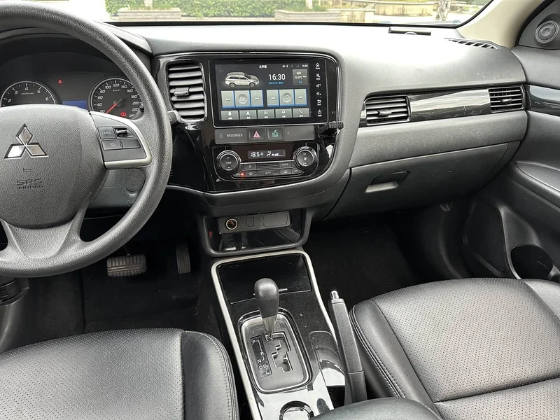Mitsubishi Outlander — фото 11