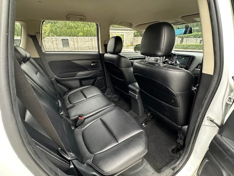 Mitsubishi Outlander — фото 14