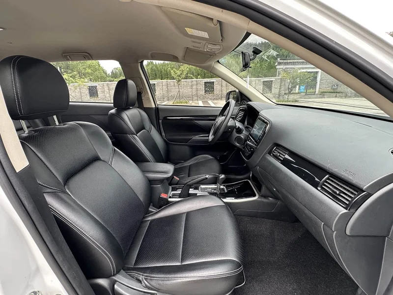 Mitsubishi Outlander — фото 15