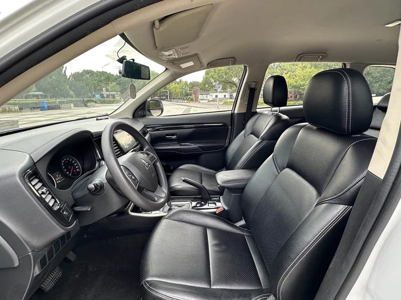 Mitsubishi Outlander — фото 16