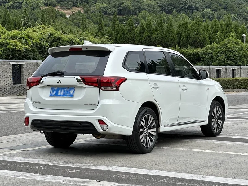 Mitsubishi Outlander — фото 4