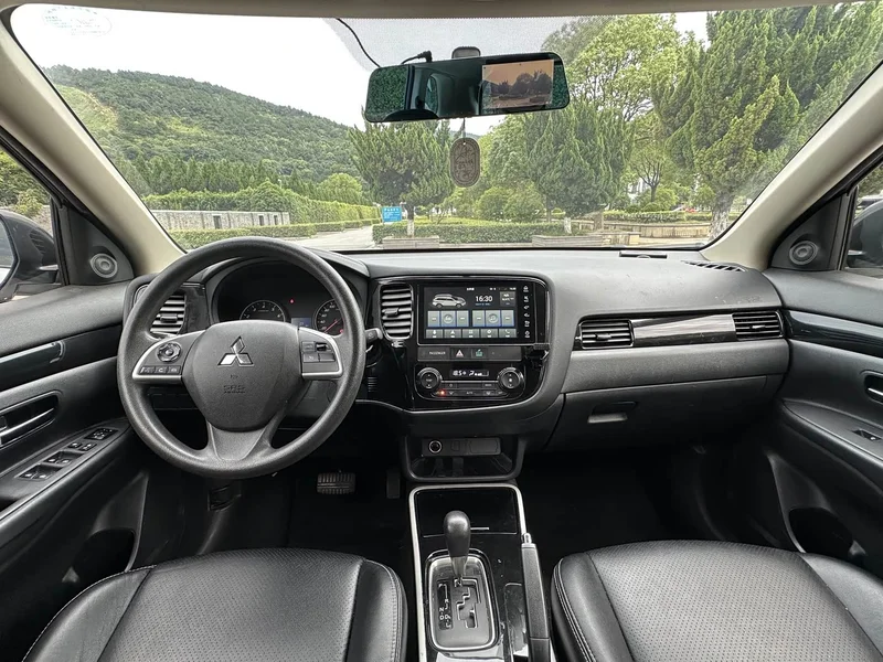 Mitsubishi Outlander — фото 7