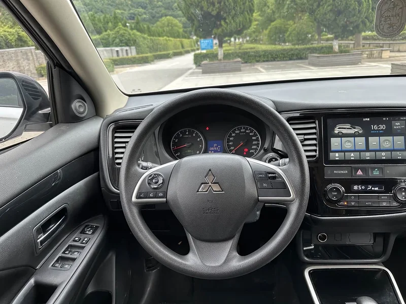 Mitsubishi Outlander — фото 9