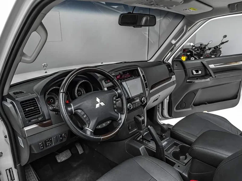 Mitsubishi Pajero (Imported) — фото 17