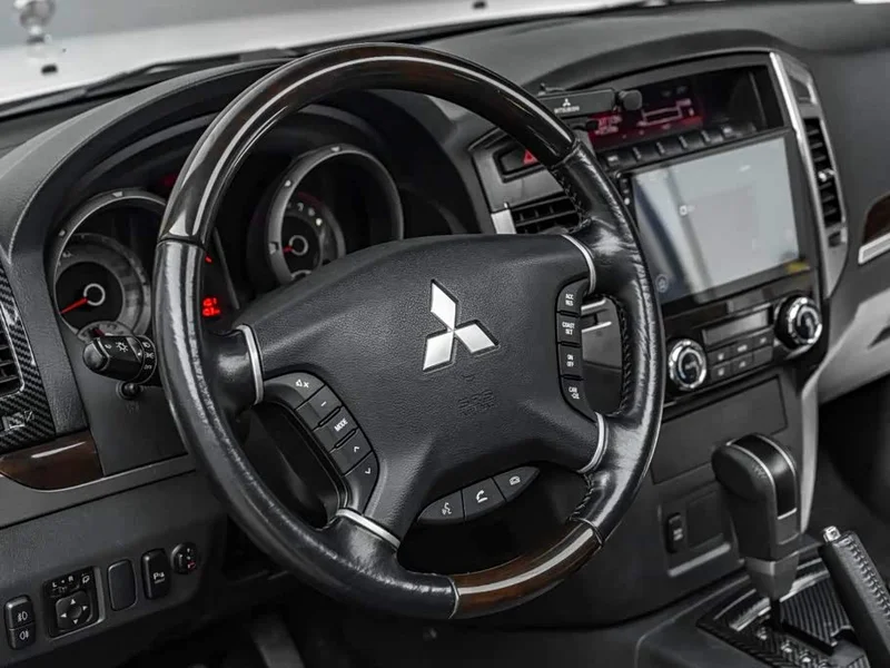 Mitsubishi Pajero (Imported) — фото 18