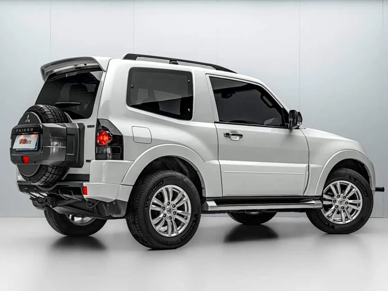 Mitsubishi Pajero (Imported) — фото 7