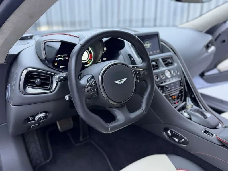Aston Martin DBS — фото 10