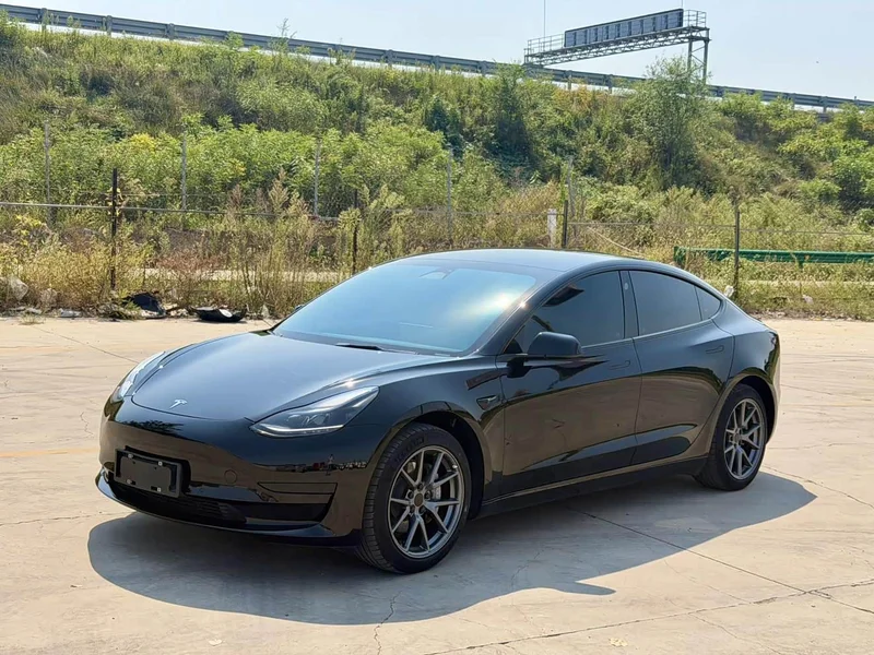 Tesla Model 3 — фото 1