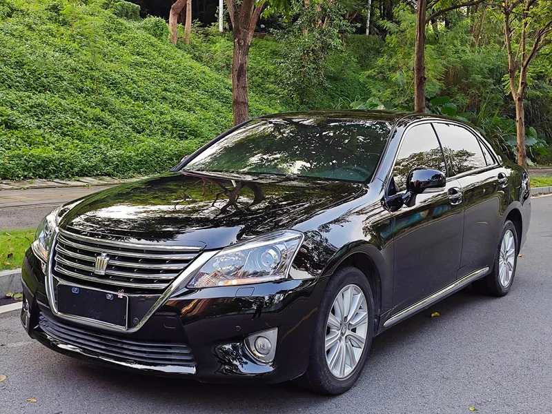 Toyota Crown — фото 1