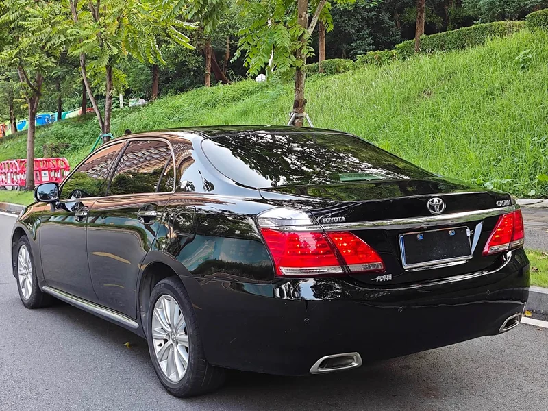 Toyota Crown — фото 16
