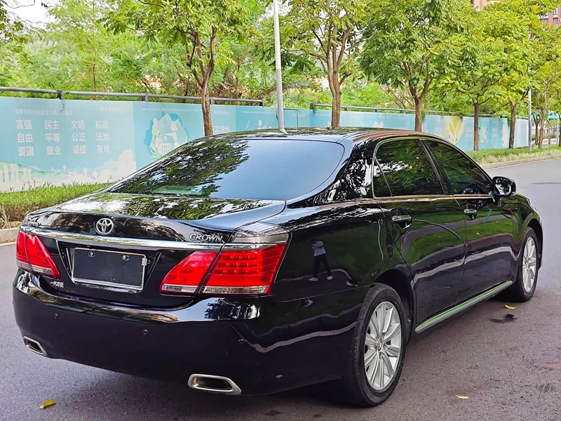 Toyota Crown — фото 17