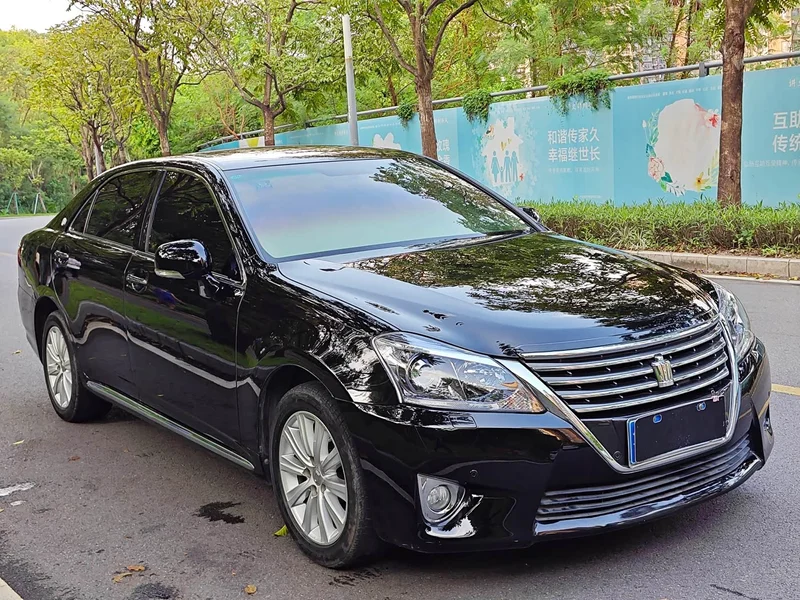 Toyota Crown — фото 2