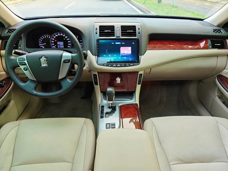 Toyota Crown — фото 5