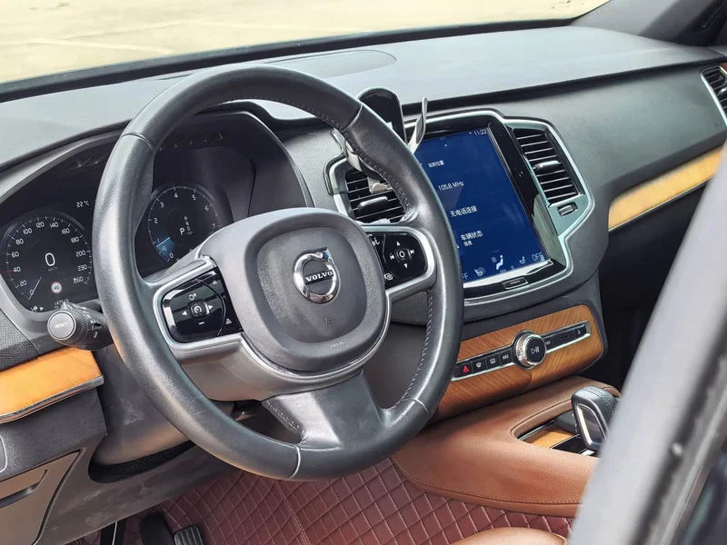 Volvo XC90 — фото 14
