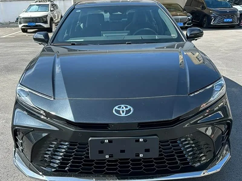 Toyota Camry — фото 1