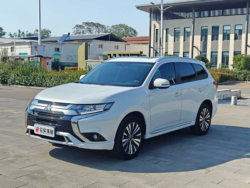 Mitsubishi Outlander — фото 1