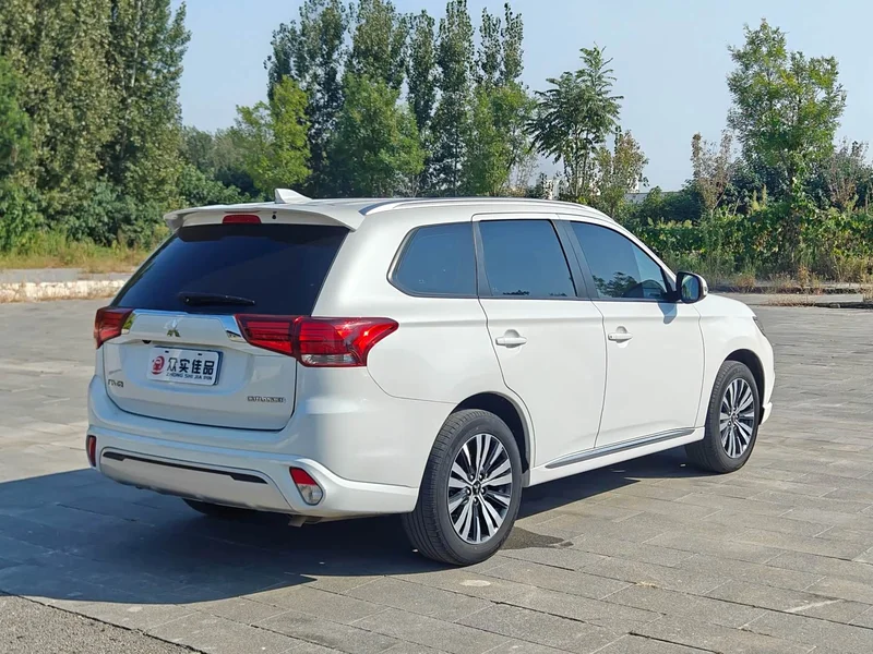 Mitsubishi Outlander — фото 7