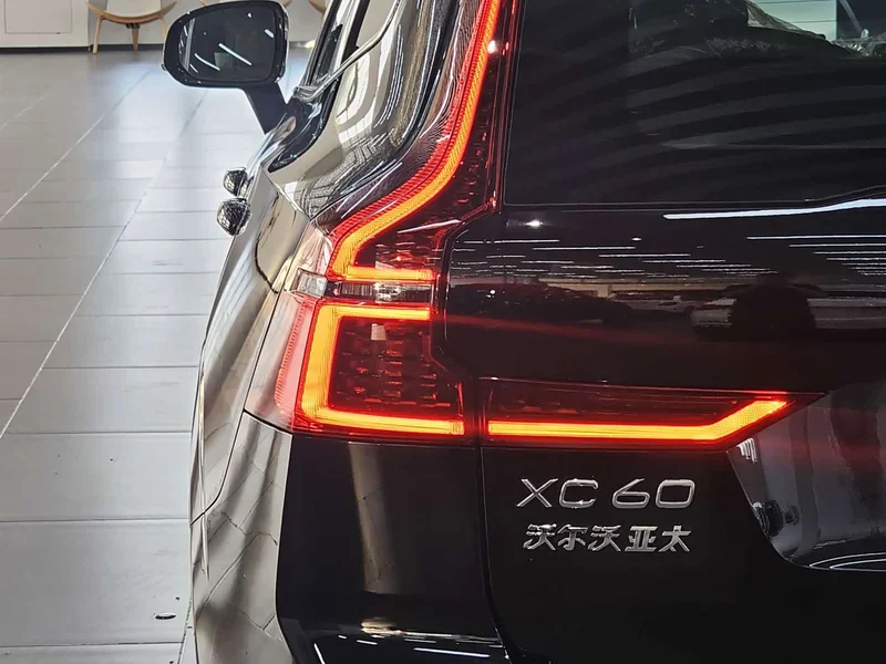 Volvo XC60 — фото 5