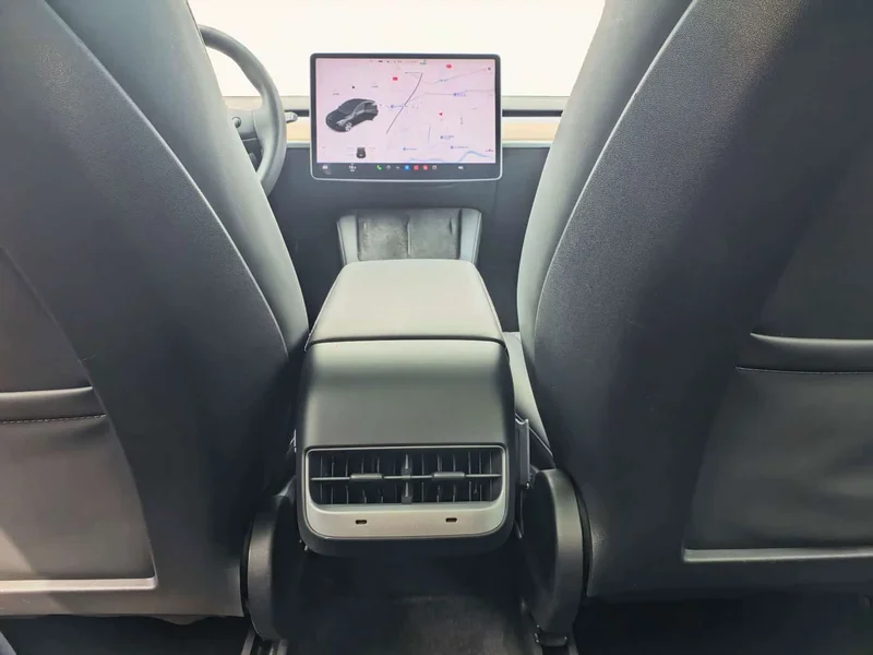 Tesla Model Y — фото 16