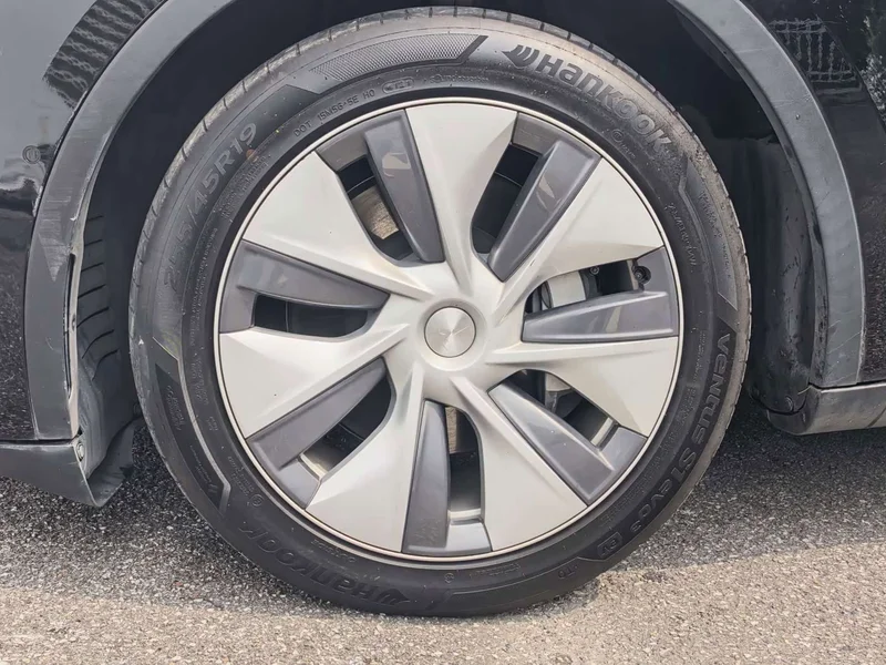 Tesla Model Y — фото 17