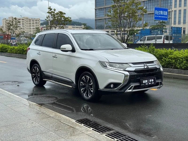 Mitsubishi Outlander — фото 1