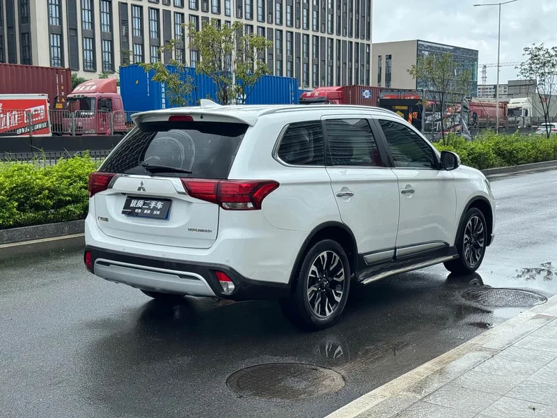 Mitsubishi Outlander — фото 4