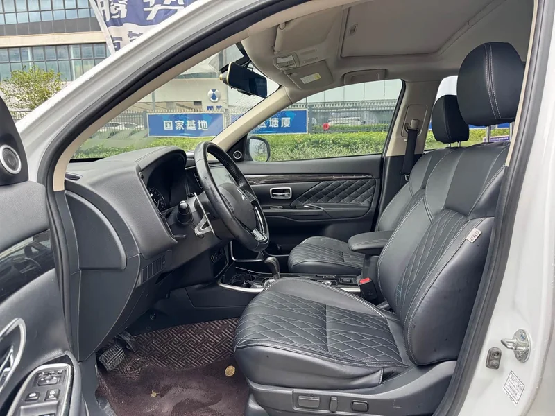 Mitsubishi Outlander — фото 7