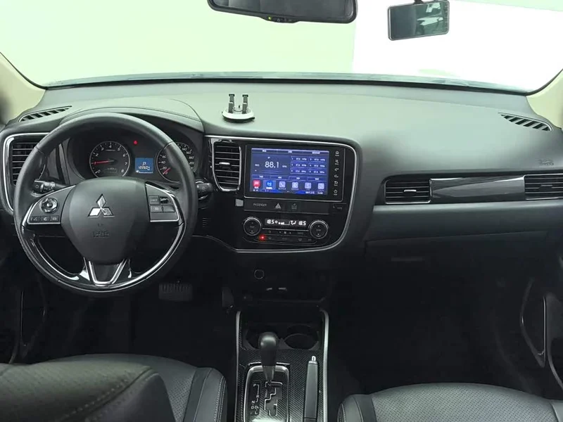Mitsubishi Outlander — фото 12