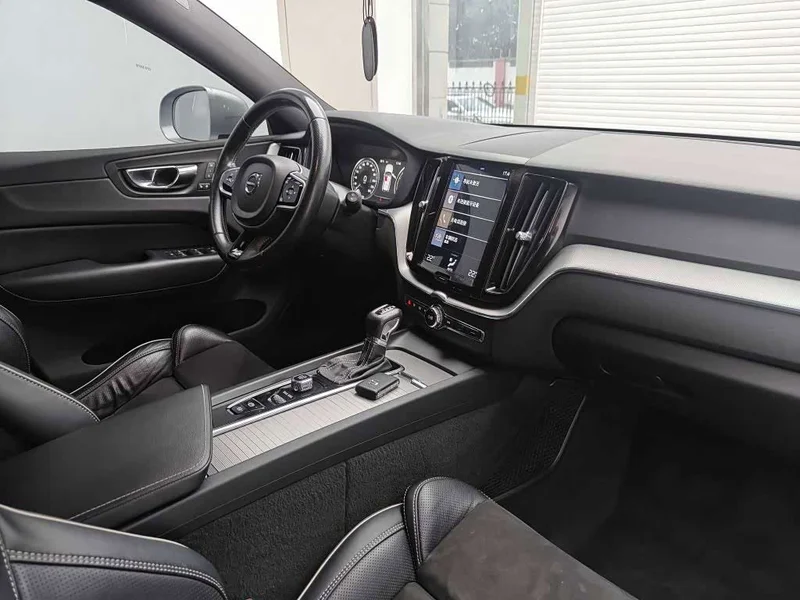 Volvo XC60 — фото 15