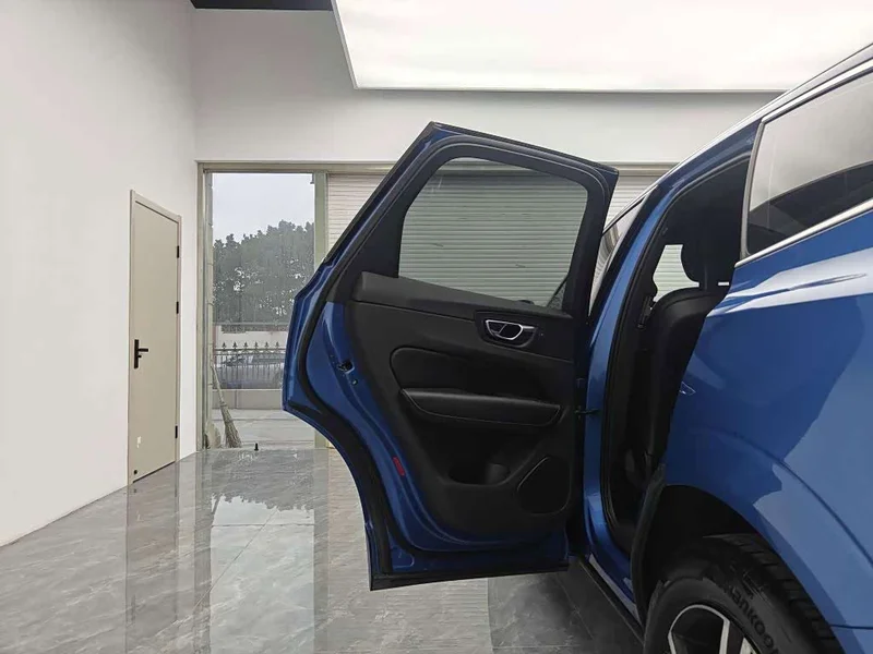 Volvo XC60 — фото 10