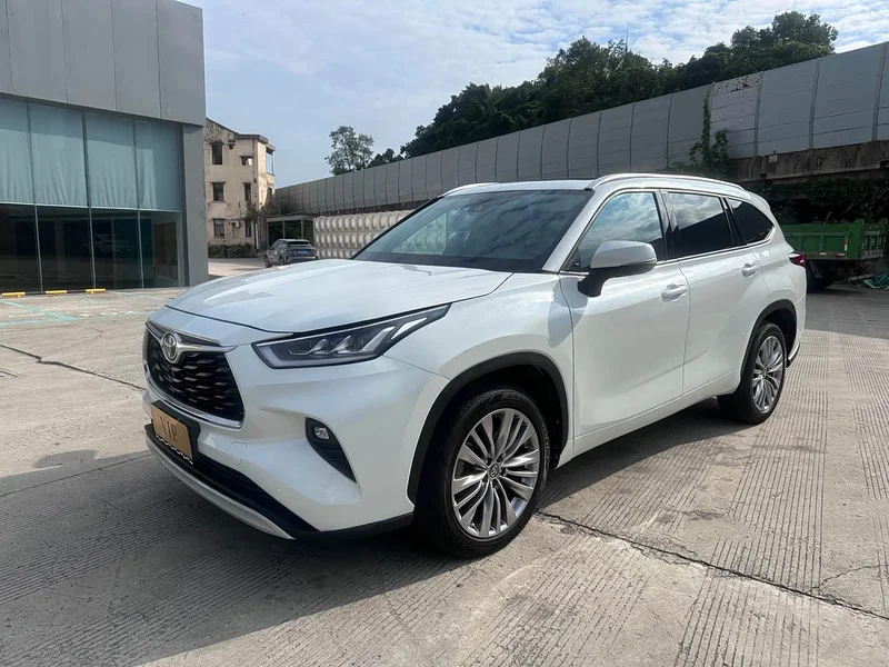 Toyota Highlander — фото 1