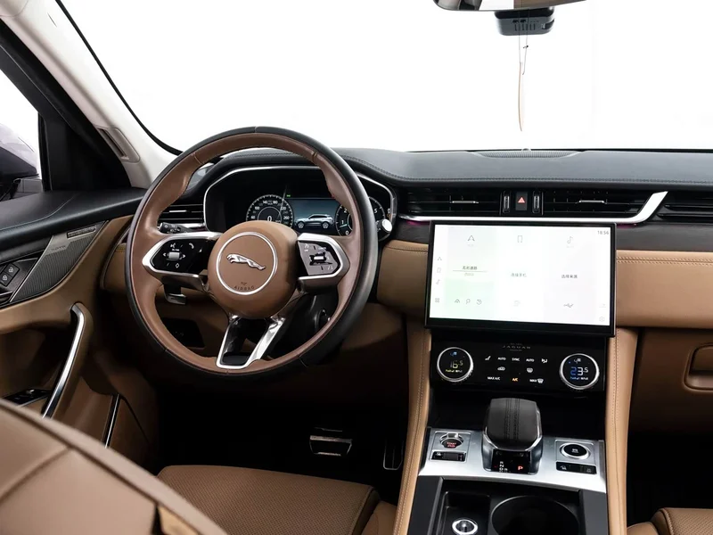 Jaguar F-PACE — фото 15